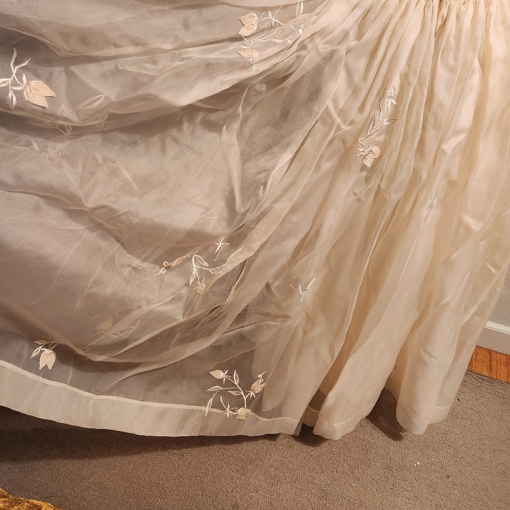 Vintage 1950s Ivory White Fit & Flare Embroidered Tulle Wedding Dress - Picture 10 of 15